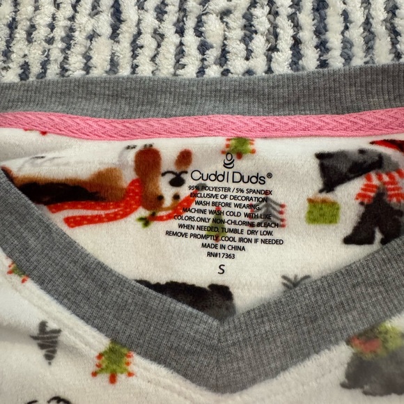 Cuddl Duds Women’s Gray and Pink Animal Print Top with matching pj pants - Picture 2 of 6